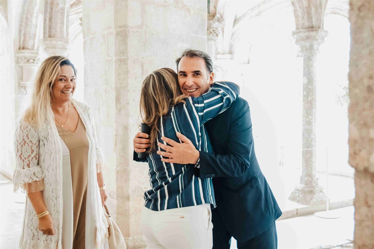 Abraço entre convidados no claustro, durante o 25º aniversário da agência.